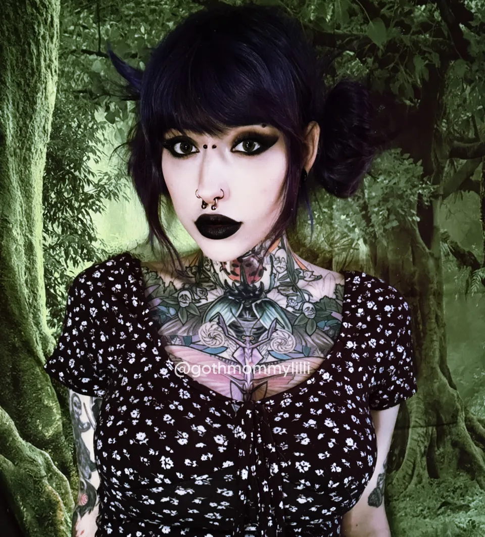 Goth M0mmy Lilli OnlyFans