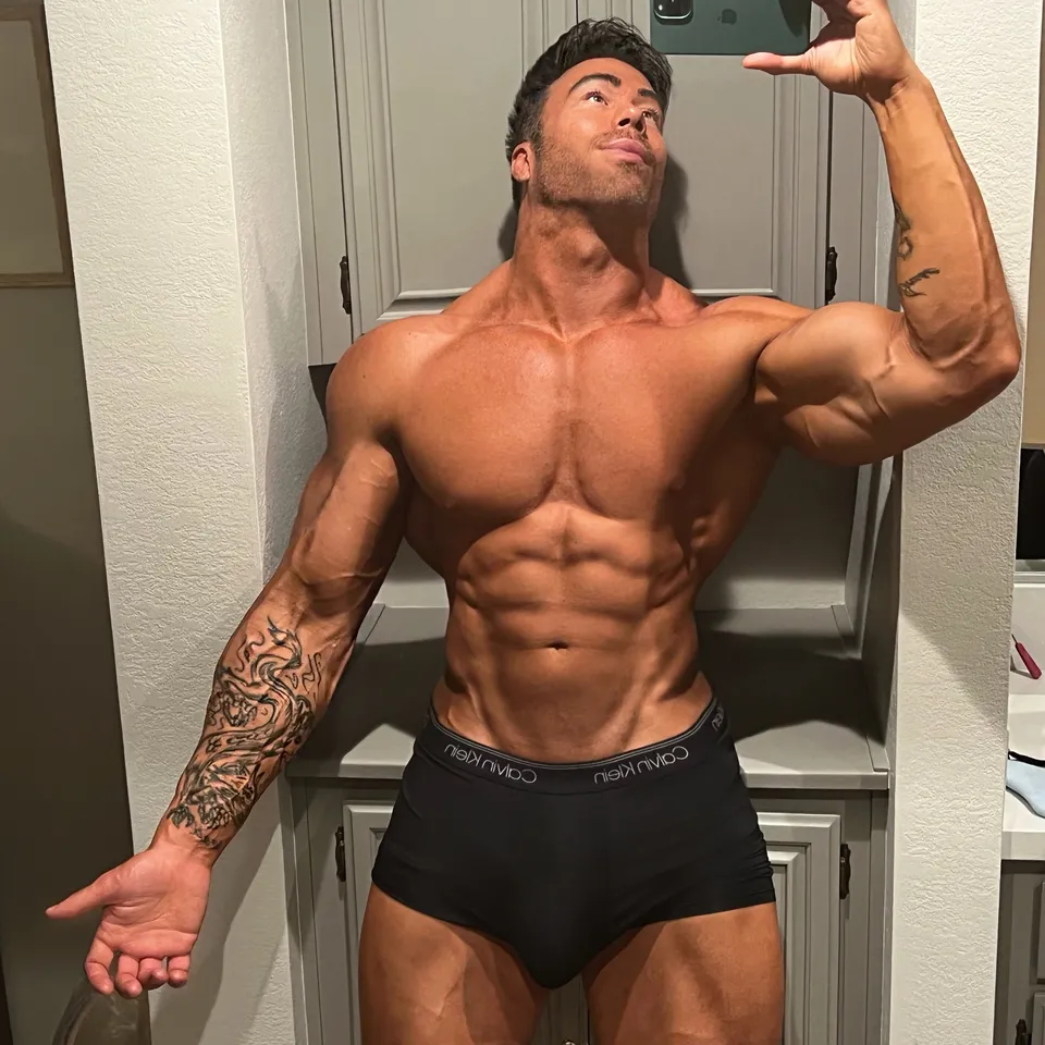 Reese 6'6" & Hung 900+ Wall Posts OnlyFans