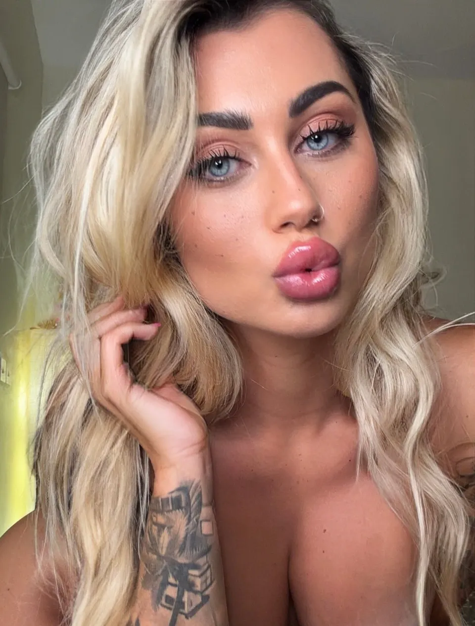 VIDEOCALL AVAILABLE OnlyFans